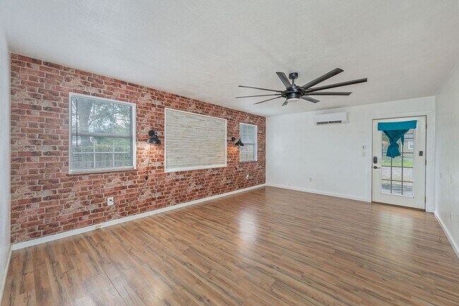 Building Photo - 271 Bracewell St