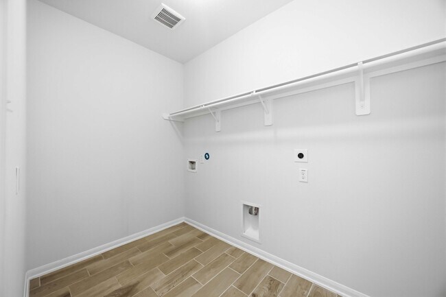 Building Photo - 2402 Mount Dana Dr