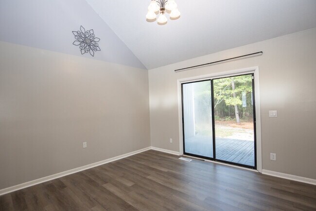 Building Photo - "Charming 3-Bedroom Retreat with Granite Touches and Cozy Fireplace on Winchester Rd!"