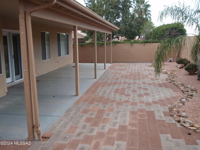 Building Photo - 38040 S Elbow Bend Dr