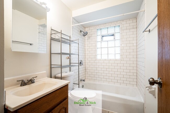 Building Photo - Upgraded Spacious 3 Bedroom Townhome Waukesha