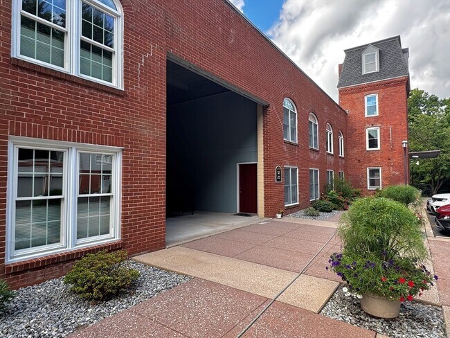 Building Photo - 362 Granville Rd