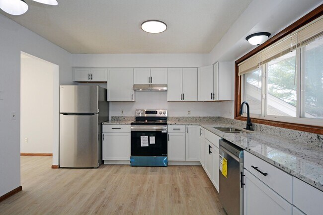 Building Photo - Beautifully Updated 3-Bed 2-Bath Home in Eden Prairie!