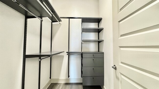 Building Photo - 3330 Oak Grove Ave