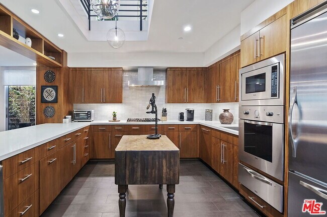 Building Photo - 1220 Cabrillo Ave