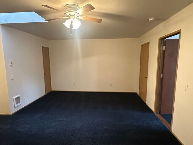 Building Photo - 296 Sussex Ave W