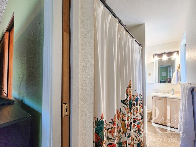 Building Photo - Earthy Warm and Inviting 3-Bd Rambler