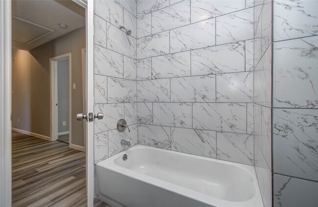 Building Photo - 9414 Lanewood Dr