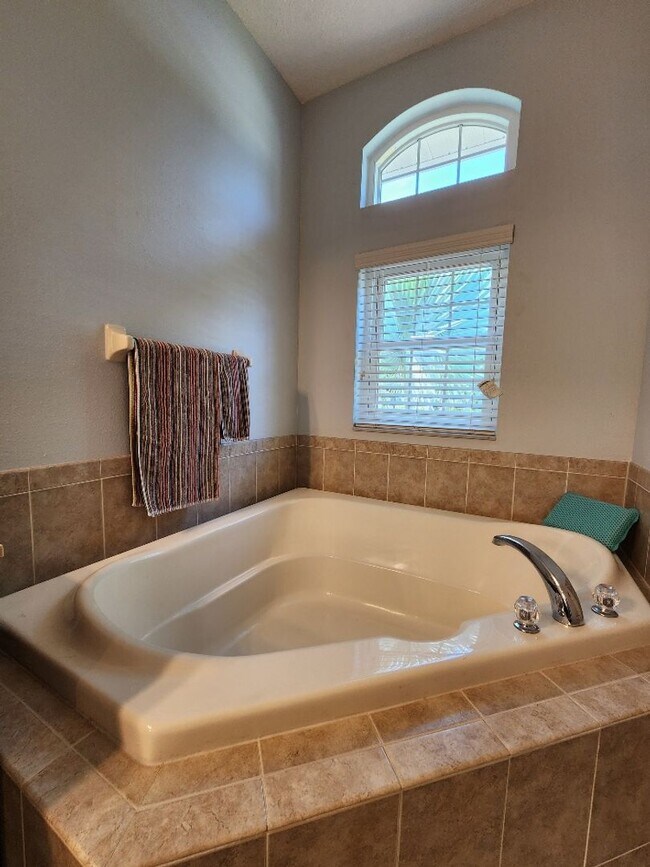 Building Photo - Beautiful 4 Bedroom 4 Bath Home In Ruskin