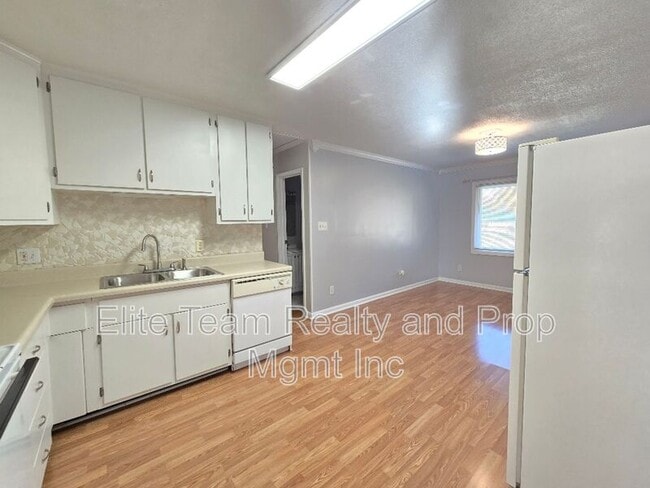 Building Photo - 910 Holly Dr