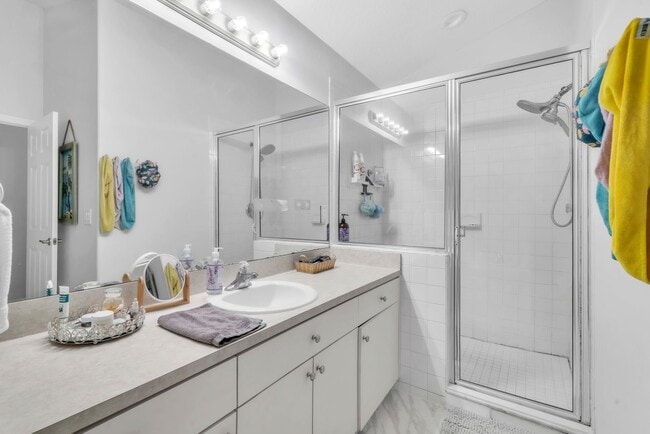 Building Photo - Beautiful 3 / 2 single family home across ...