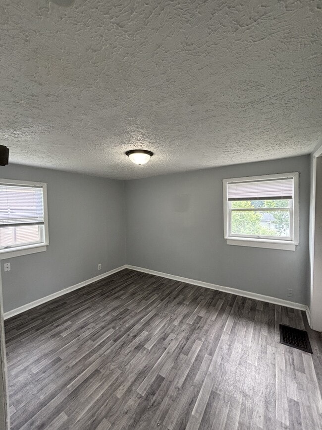 Building Photo - 805 Riverview Ave