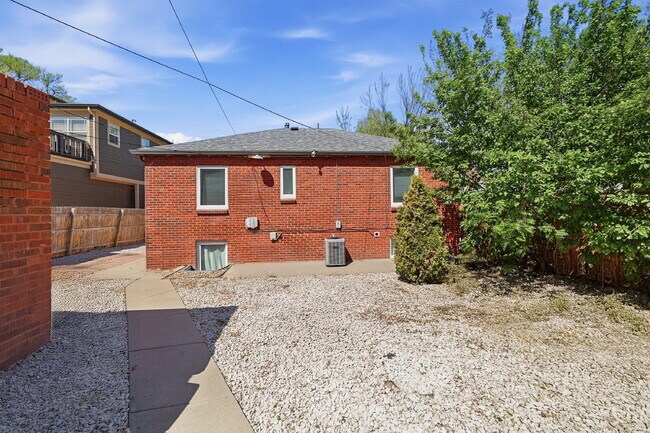 Building Photo - $2,895.95, 3-bed, 2-bath duplex in Denver with a washer and dryer and $300 off the first month's ...
