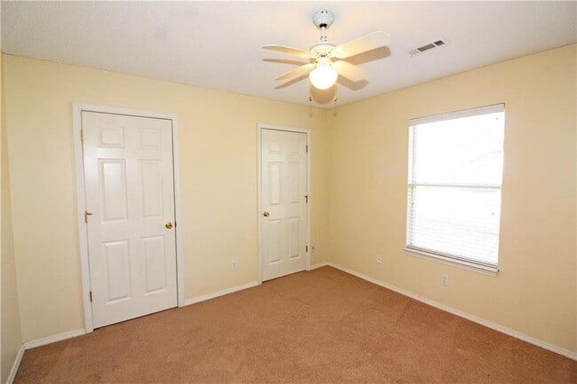 Building Photo - 2515 Parkcrest Dr
