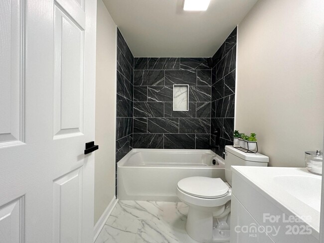 Building Photo - 226 Malvern Dr SW