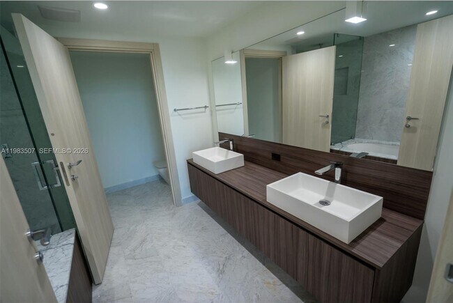 Building Photo - 1000 Brickell Plaza