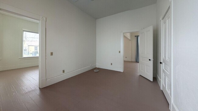 Building Photo - 256 Nordina St