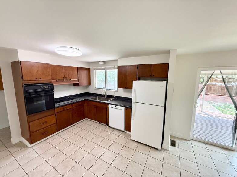 Building Photo - 6884 Bellavista Dr