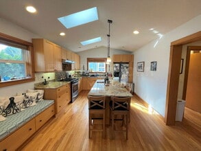 Building Photo - 4834 SE Kelly St