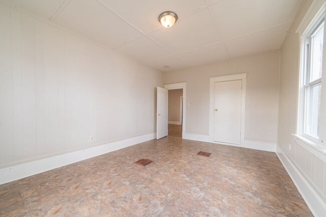 Building Photo - 426 W Peach St