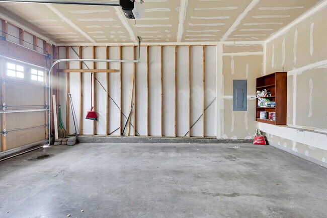 Building Photo - $2,100.00 - 3 Beds, 2 Baths, Single Family...