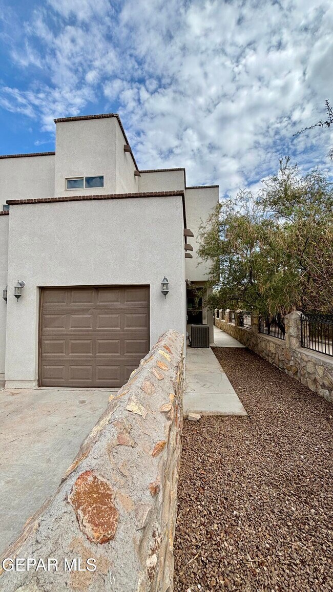 Building Photo - 6561 Hoop St