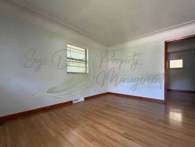 Building Photo - Charming 1 Bed, 1 Bath Triplex with Private Garage in Sugar Creek!