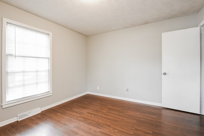 Building Photo - 140 Oak Park Dr