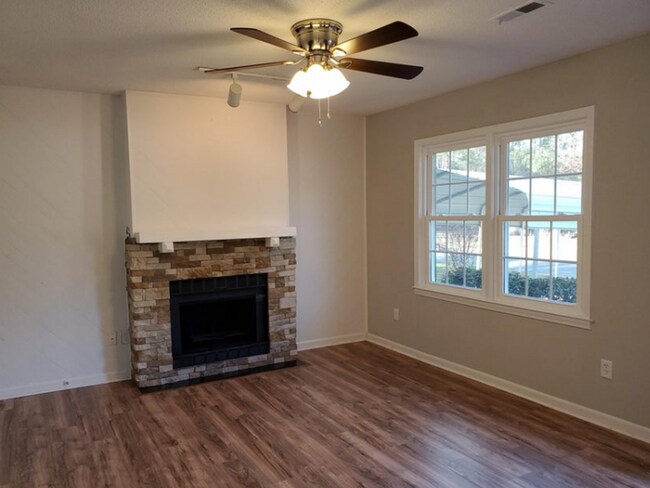 Building Photo - 3 BR/ 1 BA Ranch Style Home in Summerville!