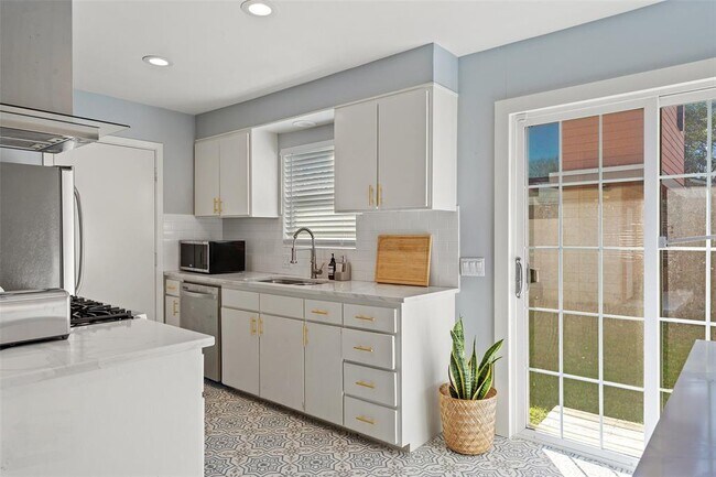 Building Photo - 2105 Columbia Cove