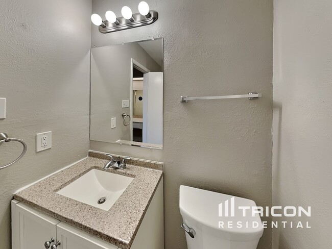 Building Photo - 828 W Embercrest Dr