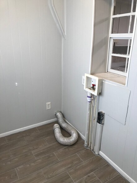 Building Photo - 6439 Glenmore Ave