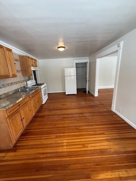 Building Photo - 421 NY-146