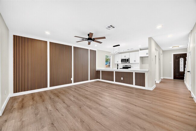 Building Photo - 2426 Woodsdale Blvd