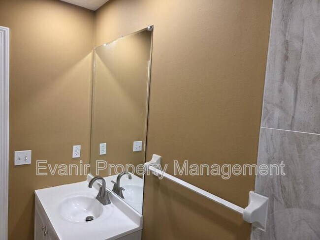 Building Photo - 3057 Idylwilde Blvd