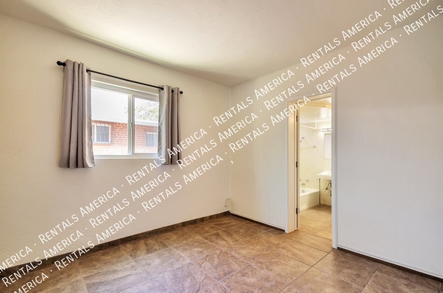 Building Photo - 1520 E Silver St