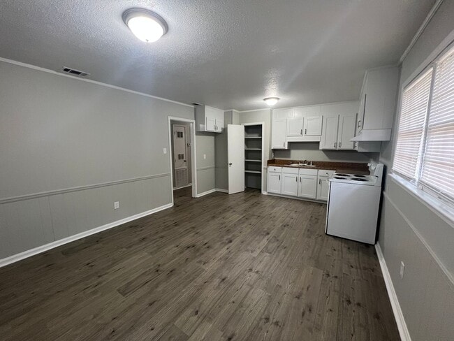 Building Photo - 3112 42nd Ave