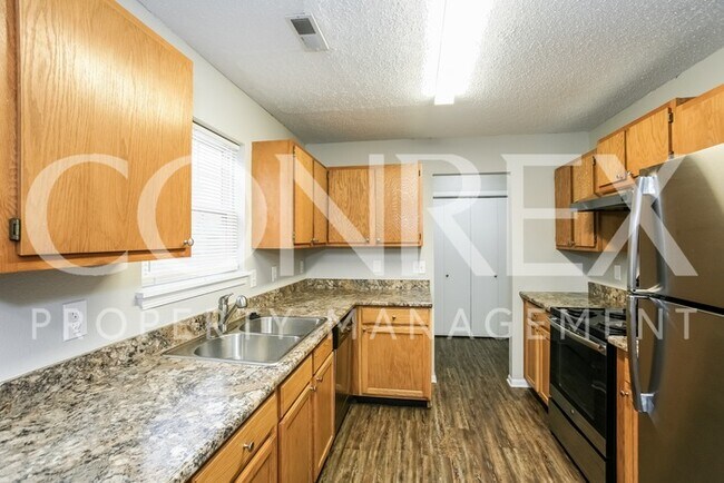Building Photo - Tons of Space & Double car Garage!