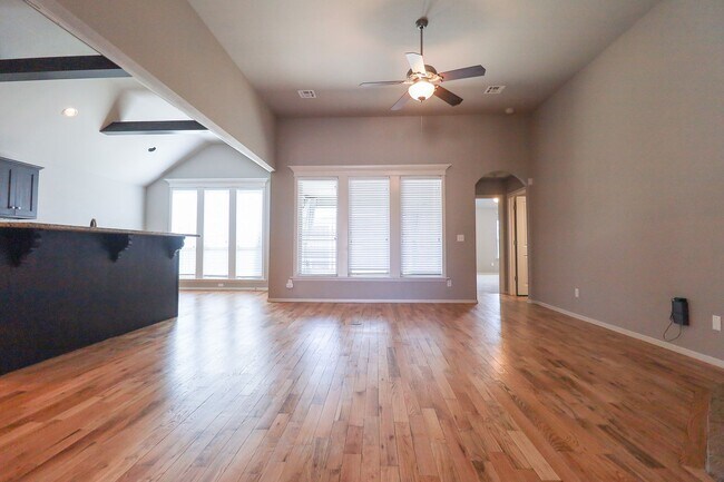 Building Photo - Spacious 3 Bedroom / 2 Bathroom with Modern Upgrade