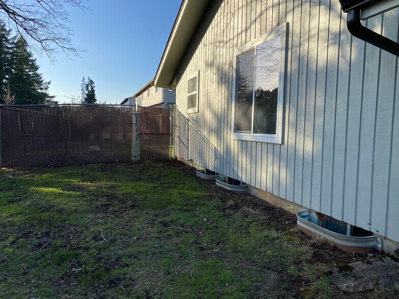 Building Photo - 618 NE 106th Ave