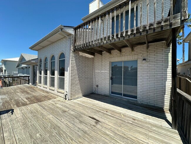 Building Photo - 15357 Yardarm Ct