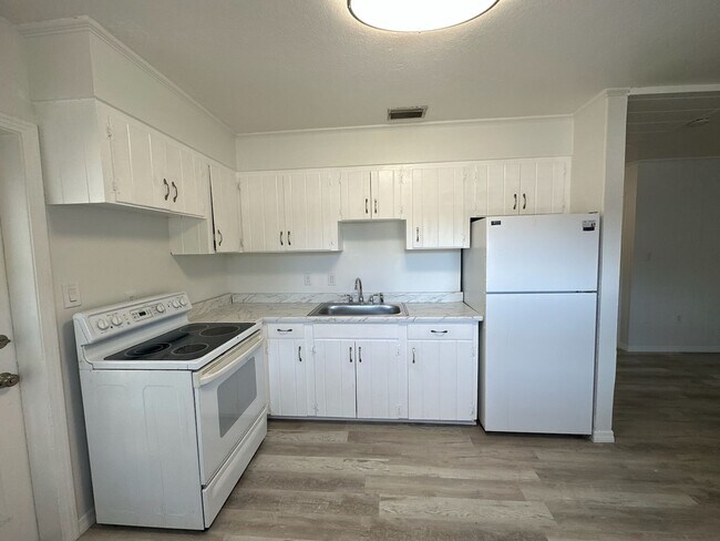 Building Photo - 220 Avenue Des Parques Ave N