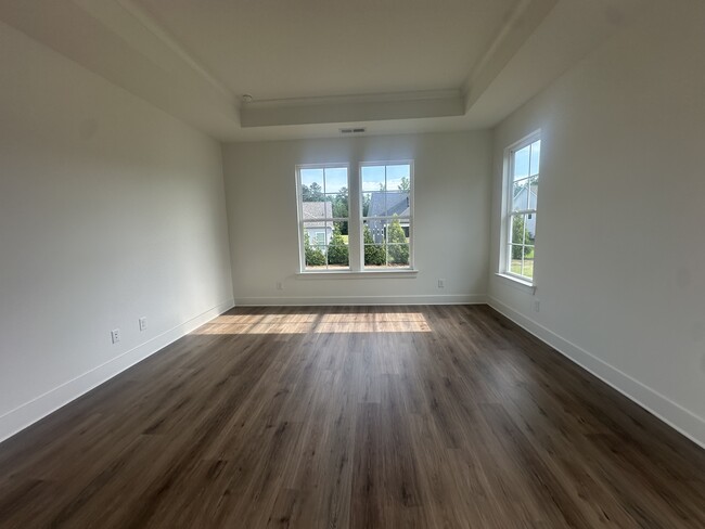 Building Photo - 1541 Lake Dr