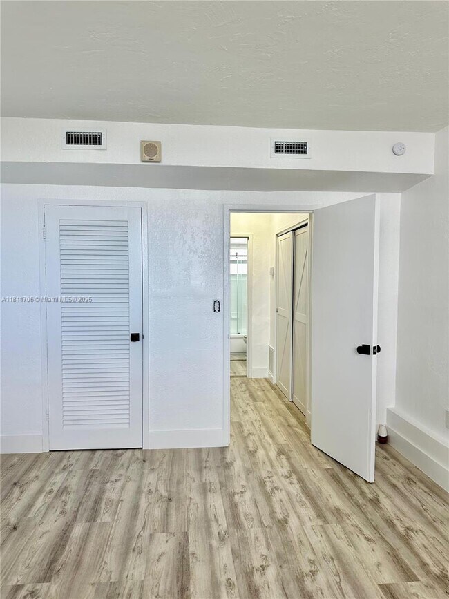 Building Photo - 1300 Lincoln Rd