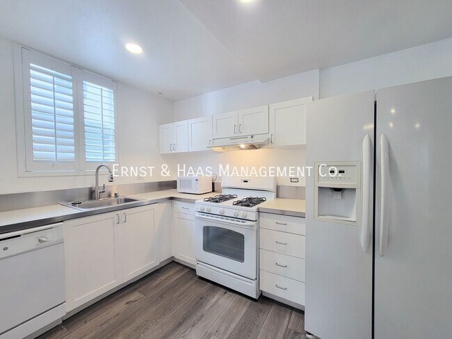 Building Photo - 302 E 19th St
