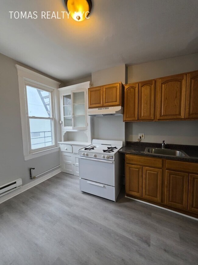 Building Photo - 18 Seymour St