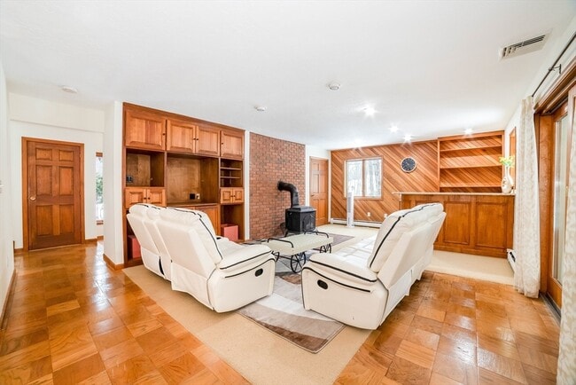 Building Photo - 160 Floral St