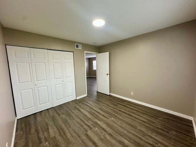 Building Photo - 1450 Meadowview Dr