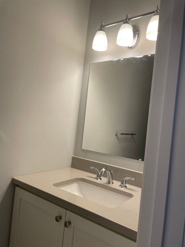 Building Photo - End unit townhome in Annapolis!