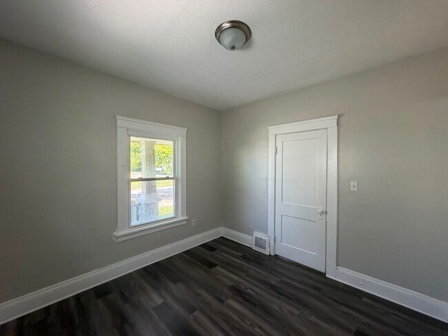 Building Photo - 10012 Manor Ave